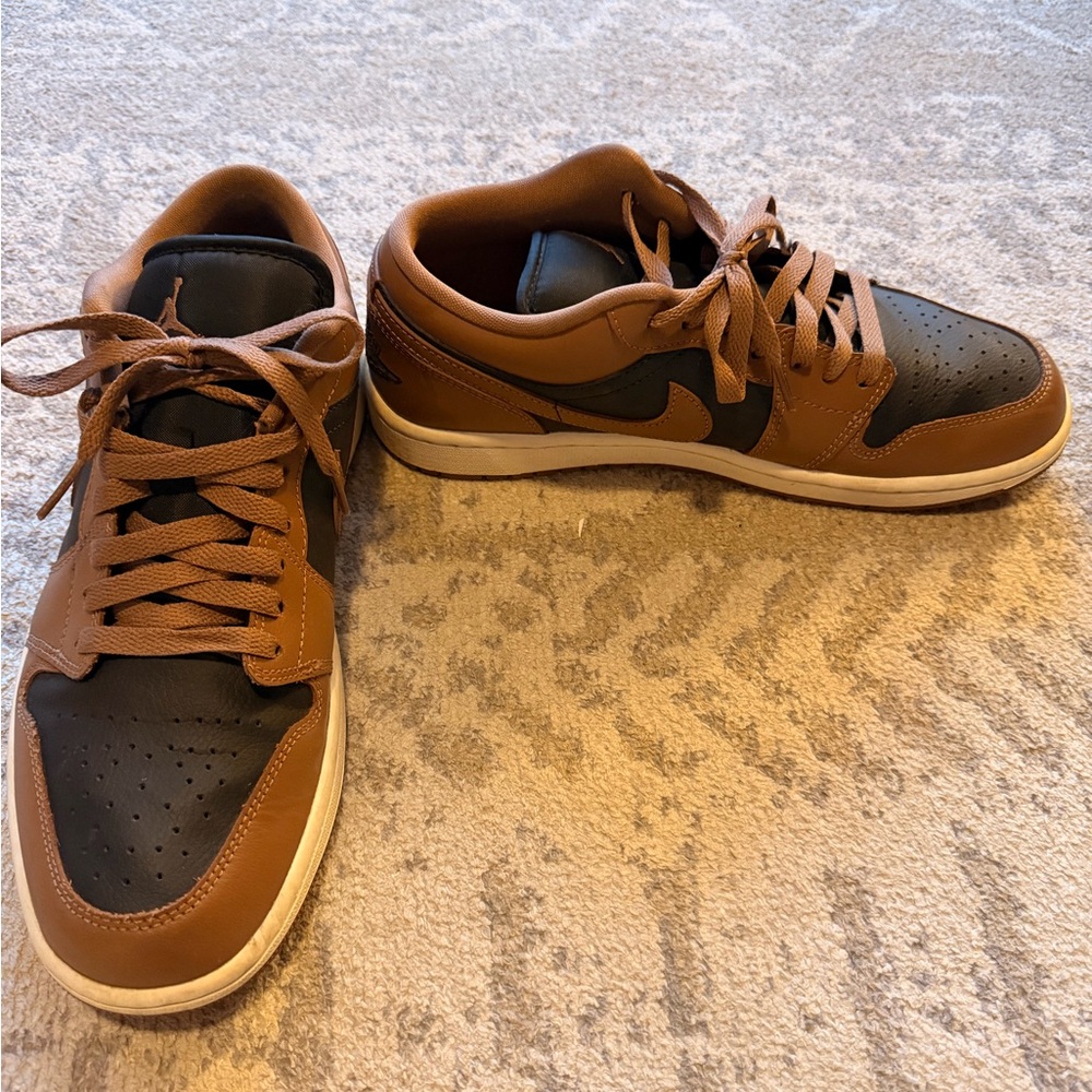 Nike Women’s Tan and Black Sneakers